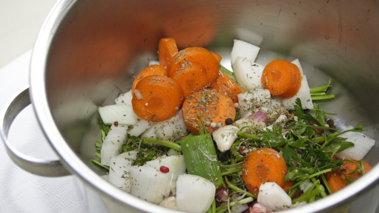 sopa de casca de vegetais com ervas frescas